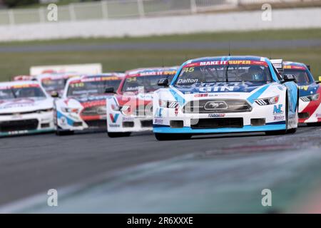 Winton, Australie, 11 juin 2023. Lochie Dalton (45) conduite de Ford Mustang pour AWC pendant la course de la série Trans Am 3 mène le pack au Shannons SpeedSeries 2023 - Round 4 au circuit automobile de Winton sur 11 juin 2023 à Winton, en Australie. Crédit : Santanu Banik/Speed Media/Alay Live News Banque D'Images