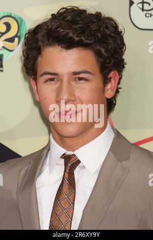 Nick Jonas, du Jonas Brothers, assiste à la première mondiale du « Camp Rock 2: The final Jam » de la chaîne Disney au Alice Tully Hall du Lincoln Center à New York le 18 août 2010. Crédit photo : Henry McGee/MediaPunch Banque D'Images