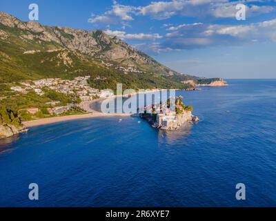 Aérophotographie. Vue aérienne de l'île de Sveti Stefan en une belle journée d'été, Monténégro depuis un drone volant. Vue panoramique sur Saint Stephen Banque D'Images