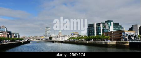 Bâtiments modernes le long des rives de la Liffey à Dublin, Irlande. Banque D'Images