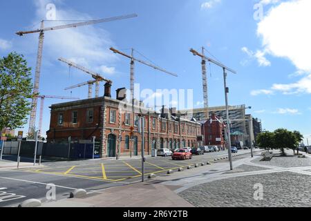 Des projets de construction aux Docklands dans lesquels l'ancien bâtiment est conservé et de nouvelles sections modernes sont construites autour d'eux. Dublin, Irlande. Banque D'Images