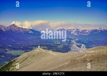 Une vue panoramique spectaculaire sur les montagnes autour de la ville de Jasper depuis le sommet du mont Whistler, Jasper Sky Tram dans les rocheuses canadiennes Banque D'Images