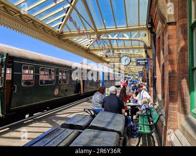 Les gens sur une plate-forme de gare vintage à Loughborough, Leicestershire, Royaume-Uni Banque D'Images