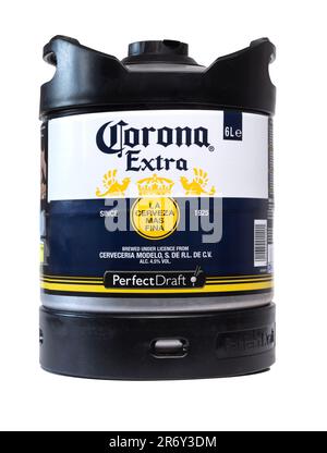 SWINDON, Royaume-Uni - 12 JUIN 2023: Perfect Draft 6L Keg de Corona Extra sur fond blanc Banque D'Images