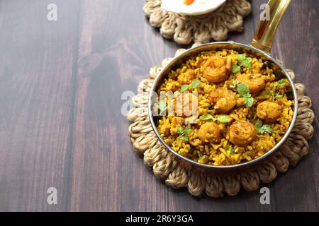 Crevettes Biryani ou crevettes Pulao. Aussi appelé jheenga pilaf ou jhinga biryani en Inde. Connu sous le nom de chapeau Kolambi à Marathi. Garni de feuilles de menthe. Banque D'Images