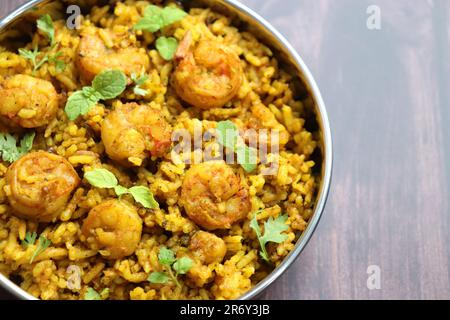 Crevettes Biryani ou crevettes Pulao. Aussi appelé jheenga pilaf ou jhinga biryani en Inde. Connu sous le nom de chapeau Kolambi à Marathi. Garni de feuilles de menthe. Banque D'Images