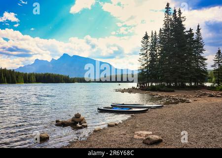 Deux lacs Jack près de Banff dans les Rocheuses canadiennes Banque D'Images