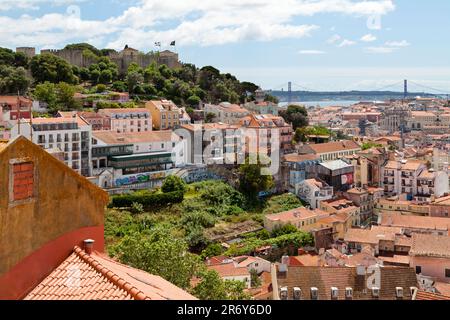 Lisbonne, Portugal - 01 juin 2018 : vue aérienne depuis une colline du château de São Jorge, les ruines du couvent de Carmo et le pont du 25 avril. Banque D'Images