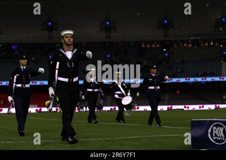 MELBOURNE, AUSTRALIE - 23 AVRIL : des représentants de l'Armée de terre, de la Marine et de l'Armée de l'air ont participé à la cérémonie du jour de l'ANZAC avant le match de football de la Ligue Hyundai entre la victoire de Melbourne et le FC Wanderers de l'Ouest de Sydney sur 23 avril 2021 au stade Marvel à Melbourne, en Australie. Banque D'Images