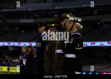 MELBOURNE, AUSTRALIE - 23 AVRIL : des représentants de l'Armée de terre, de la Marine et de l'Armée de l'air ont participé à la cérémonie du jour de l'ANZAC avant le match de football de la Ligue Hyundai entre la victoire de Melbourne et le FC Wanderers de l'Ouest de Sydney sur 23 avril 2021 au stade Marvel à Melbourne, en Australie. Banque D'Images