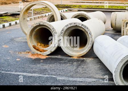 Grands tuyaux de plomberie d'égout en ciment de béton de grand diamètre pour la construction industrielle d'approvisionnement en eau ou d'égout sur un site de construction du Banque D'Images