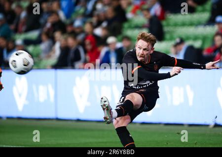 MELBOURNE, AUSTRALIE - 9 MAI : Corey Brown de Brisbane Roar FC lance le ballon lors du match de football Hyundai A-League entre Melbourne City FC et Brisbane Roar FC sur 9 mai 2021 à l'AAMI Park de Melbourne, en Australie. Banque D'Images