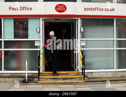 Photo du dossier datée du 17/02/14 d'un bureau de poste à Victoria, Londres. Les transactions en espèces dans les bureaux de poste ont atteint un sommet de huit mois en mai. Quelque £3,33 milliards de transactions ont été effectuées, ce qui représente le total le plus élevé depuis septembre dernier, alors qu'il était de £3,35 milliards. Date de publication : lundi 12 juin 2023. Banque D'Images