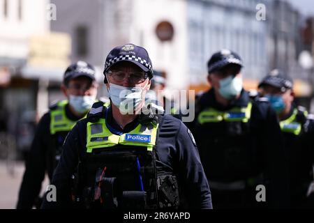 MELBOURNE, AUSTRALIE - SEPTEMBRE 18 : un grand nombre de policiers sont vus lors de la manifestation pour la liberté sur 18 septembre 2021 à Melbourne, en Australie. Les manifestations pour la liberté font partie d'un mouvement de protestation coordonné au niveau international visant les restrictions de la COVID-19, la vaccination et les efforts de santé publique des gouvernements. Banque D'Images