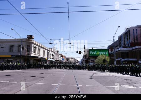 MELBOURNE, AUSTRALIE - SEPTEMBRE 18 : un grand nombre de policiers sont vus lors de la manifestation pour la liberté sur 18 septembre 2021 à Melbourne, en Australie. Les manifestations pour la liberté font partie d'un mouvement de protestation coordonné au niveau international visant les restrictions de la COVID-19, la vaccination et les efforts de santé publique des gouvernements. Banque D'Images