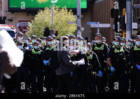 MELBOURNE, AUSTRALIE - SEPTEMBRE 18 : la police a protesté lors de la manifestation pour la liberté sur 18 septembre 2021 à Melbourne, en Australie. Les manifestations pour la liberté font partie d'un mouvement de protestation coordonné au niveau international visant les restrictions de la COVID-19, la vaccination et les efforts de santé publique des gouvernements. Banque D'Images