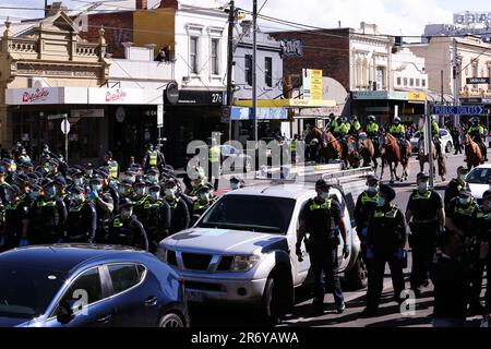 MELBOURNE, AUSTRALIE - SEPTEMBRE 18 : un grand nombre de policiers sont vus lors de la manifestation pour la liberté sur 18 septembre 2021 à Melbourne, en Australie. Les manifestations pour la liberté font partie d'un mouvement de protestation coordonné au niveau international visant les restrictions de la COVID-19, la vaccination et les efforts de santé publique des gouvernements. Banque D'Images