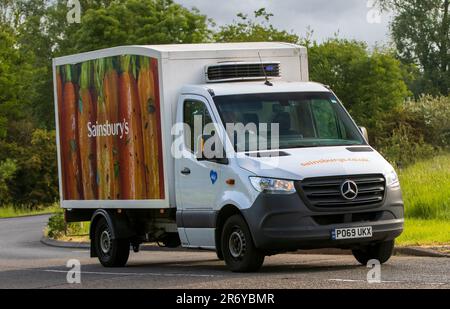 Stony Stratford, Royaume-Uni - 4 juin 2023 : une SPRINTEUSE Mercedes-BENZ 2019 livrant pour le supermarché Sainsburys. Banque D'Images