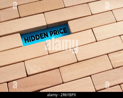 Pour révéler le concept de prix caché. Le mot prix caché entouré de blocs de bois. Banque D'Images
