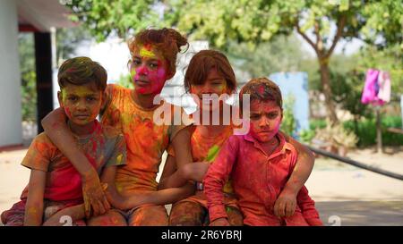 Portrait d'enfants indiens brillants tachés de poudre colorée. Les enfants asiatiques jouent avec la couleur dans le festival holi Banque D'Images