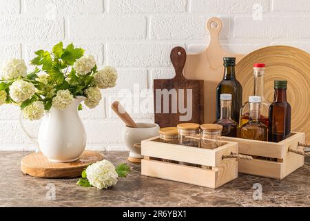 articles de cuisine écologiques et un espace de rangement pour différentes bouteilles d'huile pour cuisiner dans des boîtes en bois. Magnifique cuisine Banque D'Images