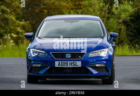 Stony Stratford, Royaume-Uni - 4 juin 2023 : voiture classique Leon de 2019 sièges bleus voyageant sur une route de campagne anglaise Banque D'Images