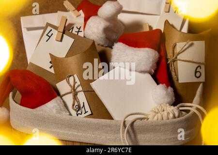 Calendrier original de l'Avent pour Noël maison. Préparation au concept de Noël. Vacances d'hiver en famille. Écologique cadeaux cadeaux. Ouvrez le paquet chaque jour des actes de bonté DIY Banque D'Images