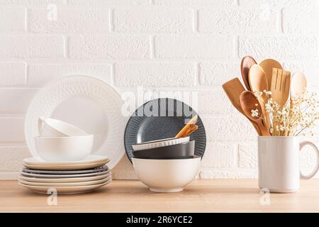 Cuisine magnifique arrière-plan avec une copie de l'espace dans un style minimaliste. assiettes et bols sur le comptoir Banque D'Images