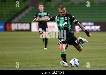 MELBOURNE, AUSTRALIE - 17 DÉCEMBRE : Alessandro Diamanti de Western United lance le ballon lors du match de football de la ligue a de 5 entre Western United FC et Adélaïde United à l'AAMI Park on 17 décembre 2021 à Melbourne, en Australie. Banque D'Images