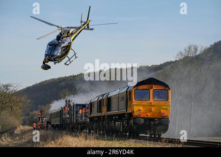 Tom Cruise lutte au sommet d'un train pendant le tournage de Mission immobile Seven. Banque D'Images