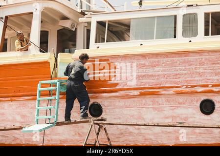 Restauration du bateau à Syros Grèce Banque D'Images