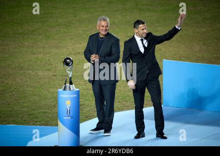 La Plata, Argentine. 11th juin 2023. Roberto Baggio (L) Italie ancien joueur et Maximiliano Rodriguez (R) Argentine ancien joueur, posez avec trophée après le match entre l'Uruguay contre l'Italie dans le cadre de la coupe du monde U20 Argentine 2023 - finale du match à Estadio Unico 'Diego Armando Maradona'. Note finale: Uruguay 1 - 0 Italia crédit: SOPA Images Limited/Alay Live News Banque D'Images