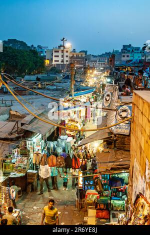 Delhi, Inde - 10 novembre 2011: Personnes dans la soirée au marché Meena Bazar à Delhi, Inde. Shah Jahan a fondé le bazar au 17th siècle Banque D'Images