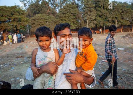 New Delhi, Inde - 10 novembre 2011 : père fier pose avec ses enfants Delhi, Inde. En 1952, l'Inde lance une campagne de médias de masse pour diffuser le Th Banque D'Images