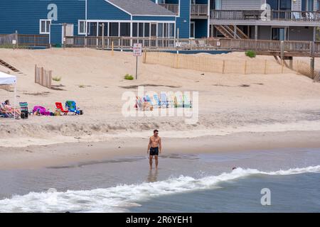 Nags Head, Etats-Unis - 18 juillet 2010: Les gens aiment la plage à Nags Head, Caroline du Sud. De belles cabanes en bois se trouvent le long de la plage. Banque D'Images