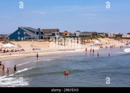 Nags Head, Etats-Unis - 18 juillet 2010: Les gens aiment la plage à Nags Head, Caroline du Sud. De belles cabanes en bois se trouvent le long de la plage. Banque D'Images