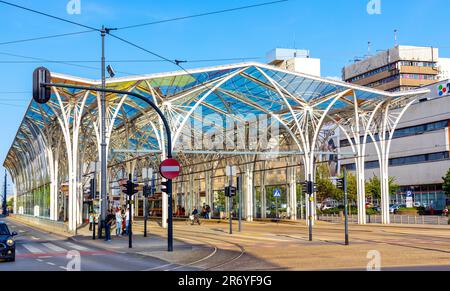 Lodz, Pologne - 21 mai 2023 : tramway historique Piotrkowska Centrum et gare des transports en commun dans la rue Mickiewicza dans le centre historique de Lodz Banque D'Images