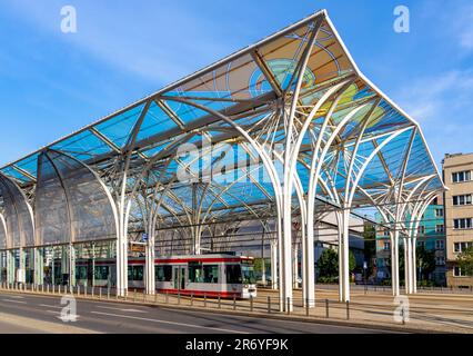 Lodz, Pologne - 21 mai 2023 : tramway historique Piotrkowska Centrum et gare des transports en commun dans la rue Mickiewicza dans le centre historique de Lodz Banque D'Images