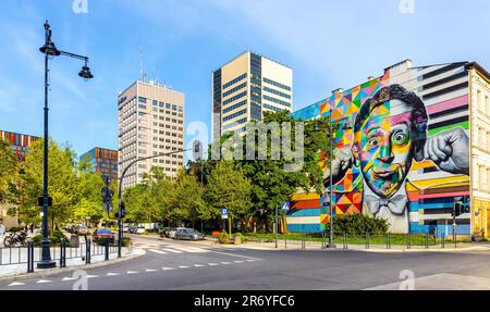 Lodz, Pologne - 21 mai 2023: Panorama de la rue Traugutta avec les tours de bureaux Miastoprojekt et Textilimpex et la célèbre fresque Arthur Rubinstein Banque D'Images