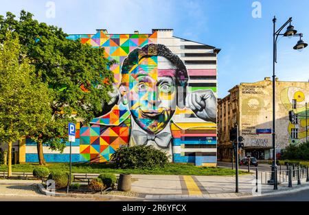 Lodz, Pologne - 21 mai 2023: Panorama de la rue Traugutta avec les tours de bureaux Miastoprojekt et Textilimpex et la célèbre fresque Arthur Rubinstein Banque D'Images