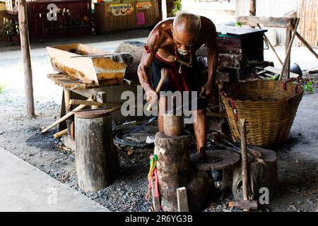 Thai oldman personnes forgeron ou de ferrurier de fabrication ancienne armure de fer et d'acier métal antique arme dans l'atelier local smithy de Bang Rachan village a Banque D'Images