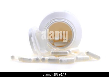 pilules médicales isolées sur fond blanc Banque D'Images