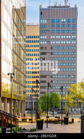 Lodz, Pologne - 21 mai 2023 : les tours de bureaux Miastoprojekt et Textilimpex surplombent la rue Traugutta dans le centre historique de la vieille ville de Lodz Banque D'Images