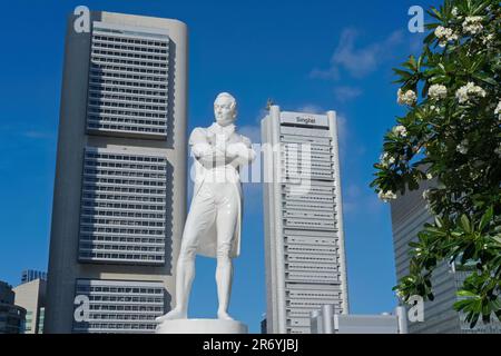 Statue de Sir Stamford Raffles sur le site d'atterrissage de Raffles, au bord de la rivière Singapour, bâtiments en hauteur du quartier des affaires dans le b/g ; Singapour Banque D'Images