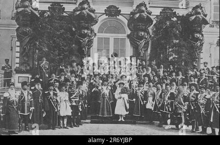 L'empereur russe Nicholas II avec des membres de la famille parmi les différents rangs de l'escorte de sa Majesté dans les formes historiques de l'escorte. Photo prise en 1911. Banque D'Images