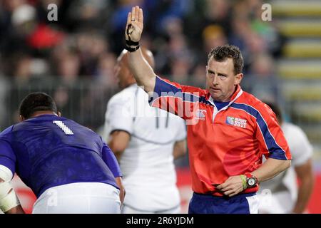 Arbitre Nigel Owens lors du match Pool D de l'Afrique du Sud et des Samoa de la coupe du monde de rugby 2011, North Harbour Stadium, Auckland, Nouvelle-Zélande, vendredi, 30 septembre 2011. Banque D'Images