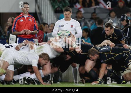 Ben Youngs en Angleterre se prépare à placer le ballon dans une mêlée contre l'Écosse lors d'un match de billard B de la coupe du monde de rugby 2011, Eden Park, Auckland, Nouvelle-Zélande, samedi, 01 octobre 2011. Banque D'Images