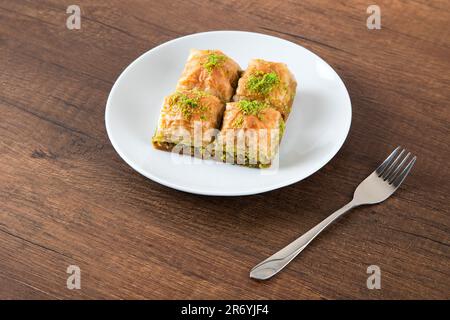 Baklava turque avec pistache dans plaque.A plaque baklava sur table en bois Banque D'Images