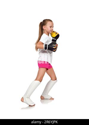 Petite fille kid se battre avec des gants de boxe thaï Banque D'Images