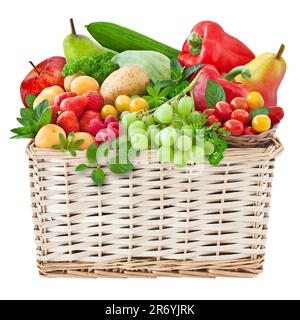 Divers fruits et légumes frais dans un panier isolé sur fond blanc Banque D'Images